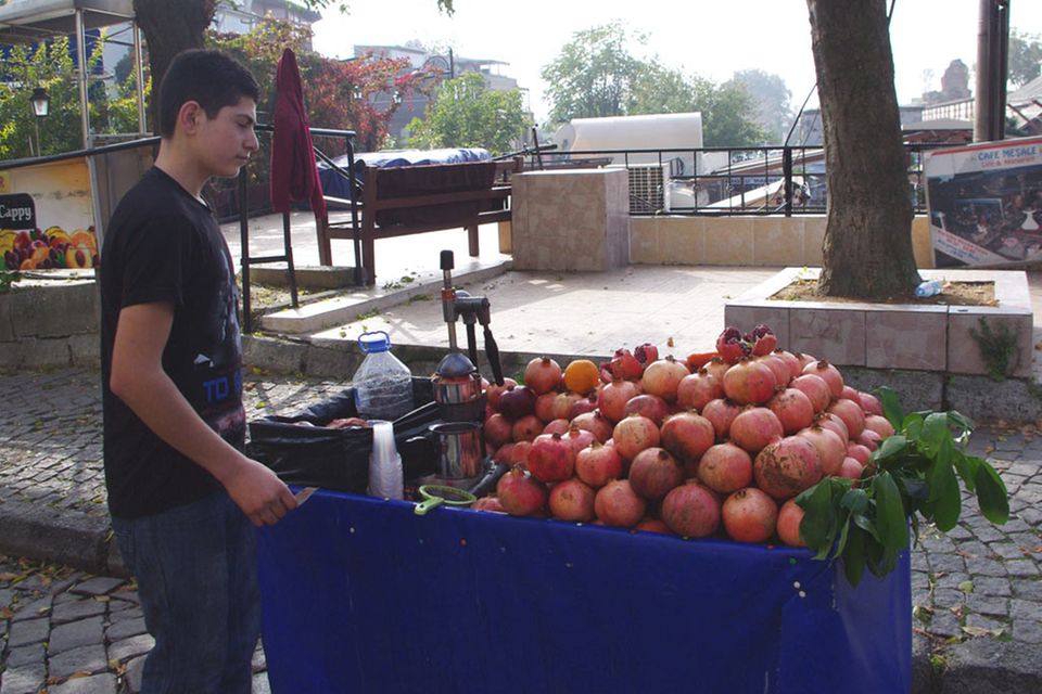 An mobilen Ständen werden Granatäpfel frisch gepresst