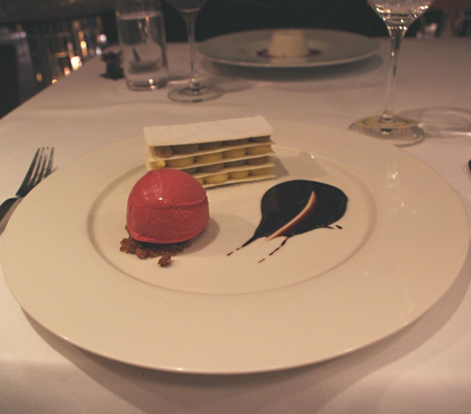 "Millefeuille mit türkischem Kaffee, Mastika und Himbeersorbet" im Restaurant Mikla "Millefeuille mit türkischem Kaffee, Mastika und Himbeersorbet" im Restaurant Mikla