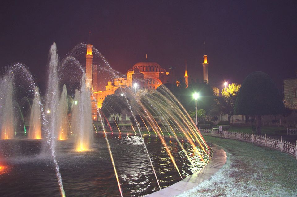 Die Hagia Sophia ist eines der Wahrzeichen in Istanbul Die Hagia Sophia ist eines der Wahrzeichen in Istanbul