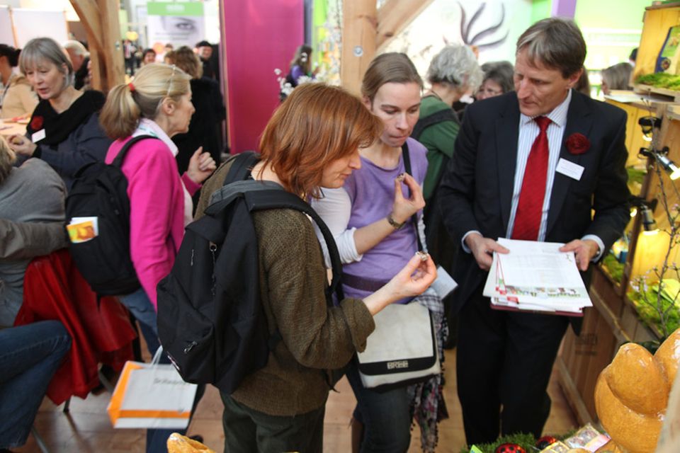 Auf der BioFach können Besucher Bio-Lebensmittel verkosten und sich direkt bei den Produzenten informieren Auf der BioFach können Besucher Bio-Lebensmittel verkosten und sich direkt bei den Produzenten informieren