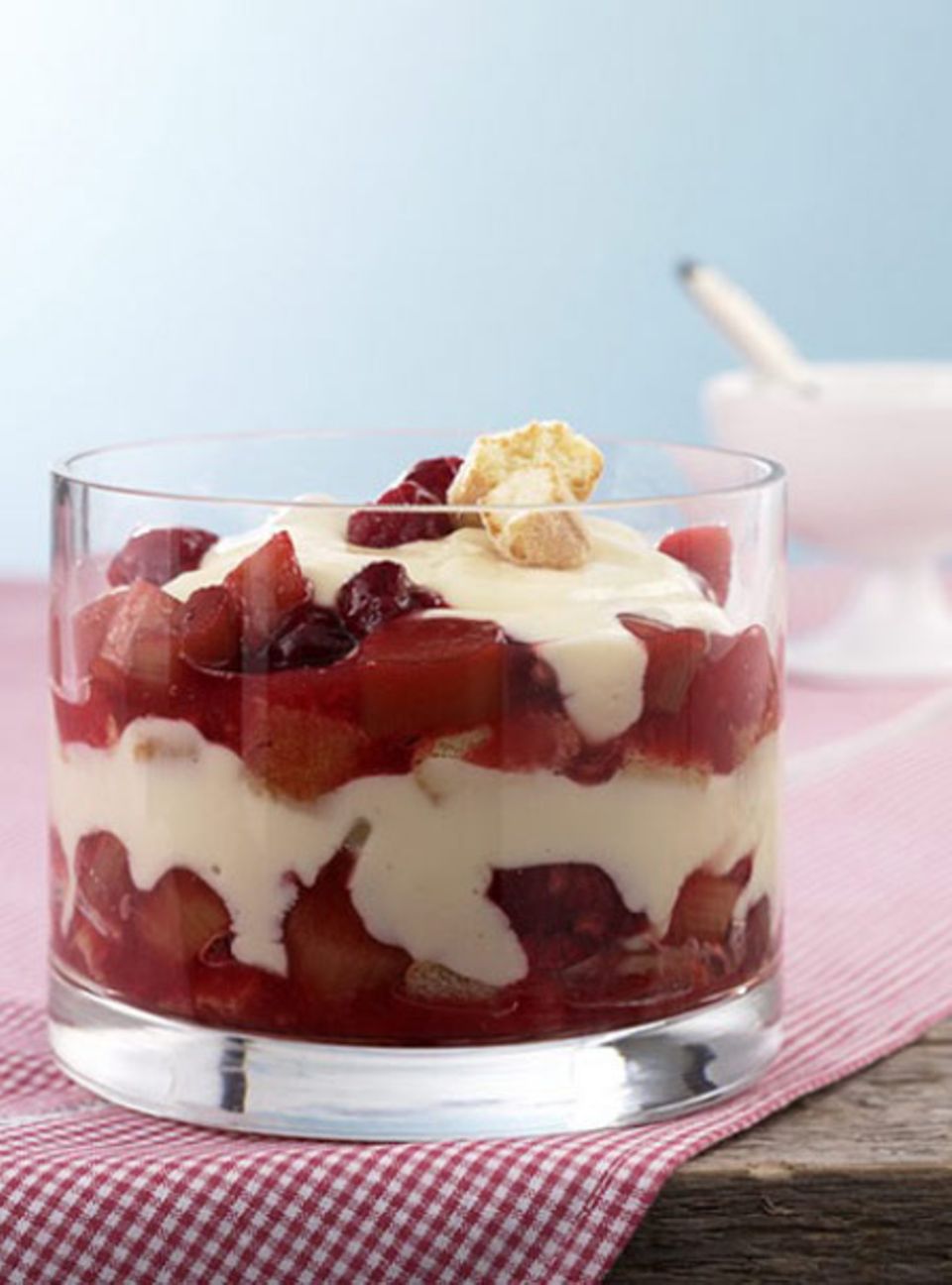 Creme Trifle mit Rhabarber und Himbeeren Creme Trifle mit Rhabarber und Himbeeren