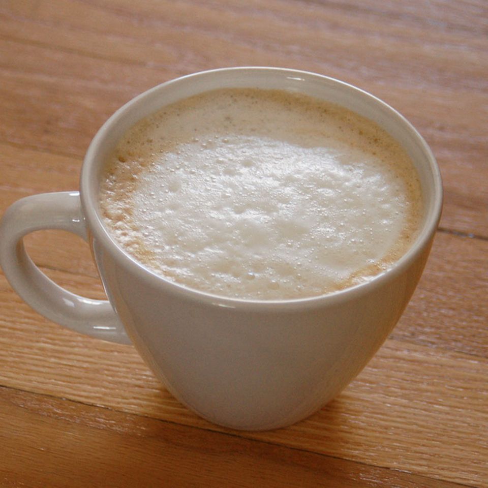 Ein kleiner Cappuccino hat weniger Kalorien als viele andere Kaffeespezialitäten. Ein kleiner Cappuccino hat weniger Kalorien als viele andere Kaffeespezialitäten.