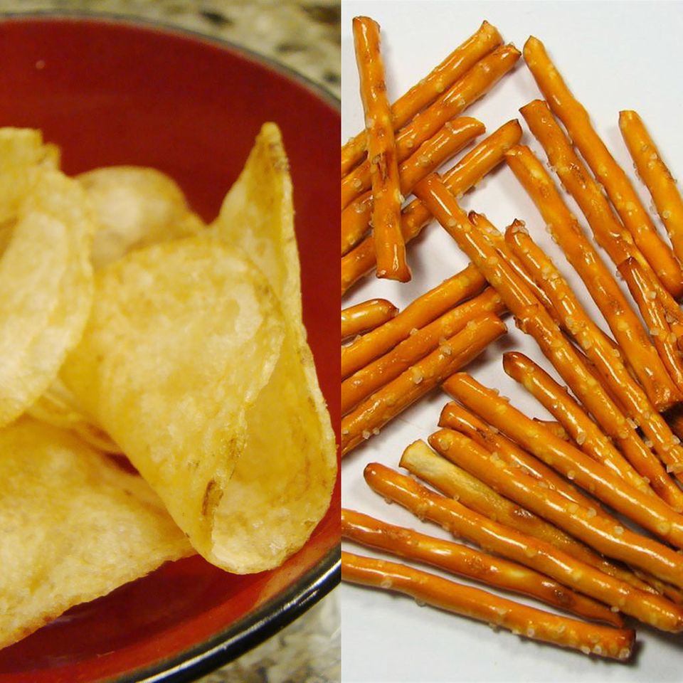 Gegenüber Chips kann man mit Salzstangen viele Kalorien sparen Gegenüber Chips kann man mit Salzstangen viele Kalorien sparen