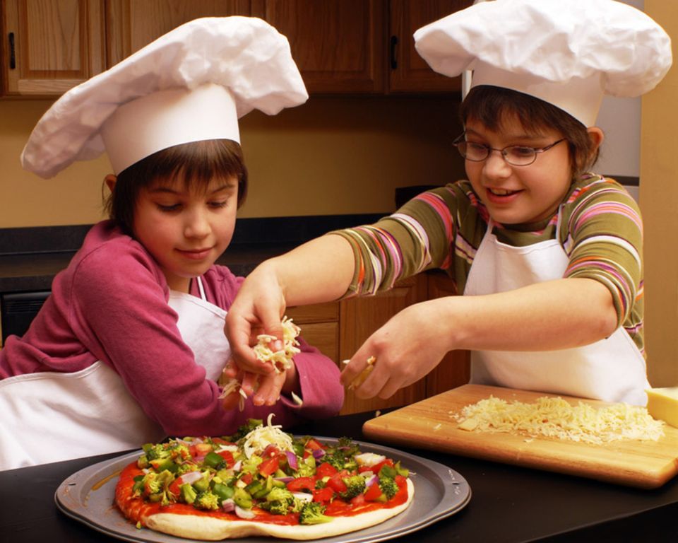 Kinder können früh lernen, dass Genuss und ausgewogene Ernährung zusammengehören Kinder können früh lernen, dass Genuss und ausgewogene Ernährung zusammengehören