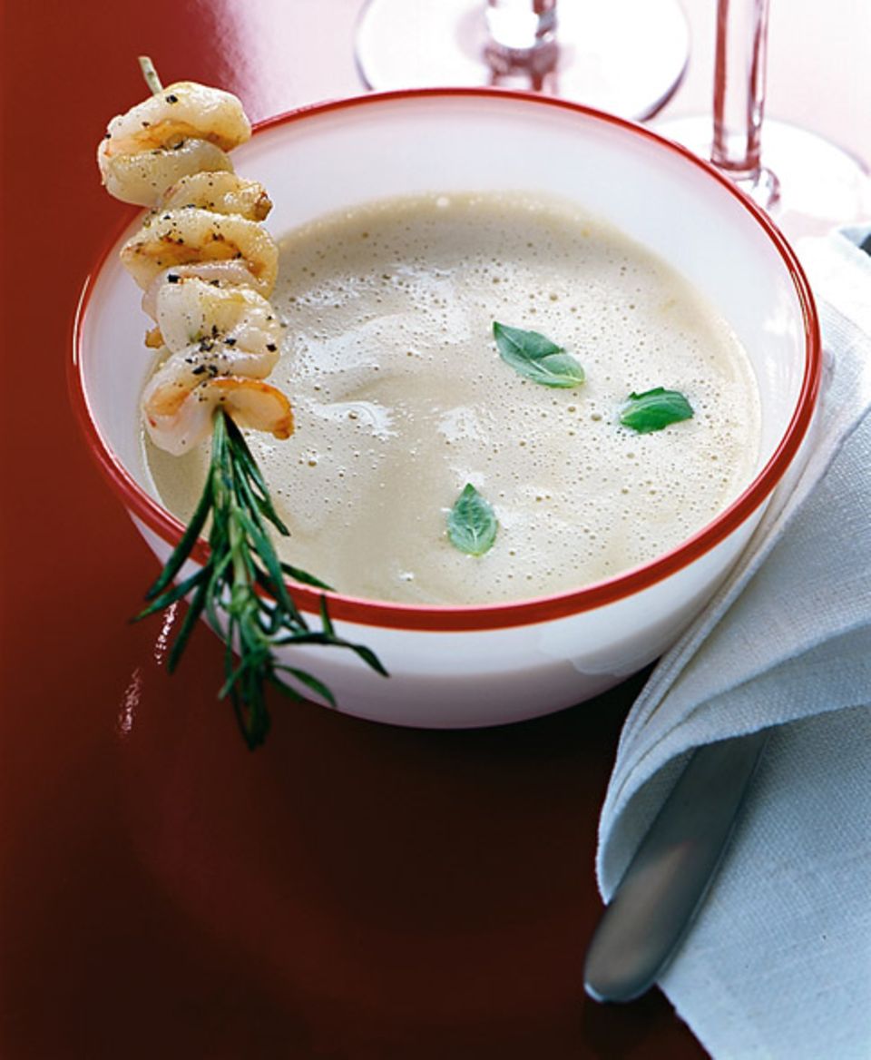 Knoblauchsuppe mit Garnelenspießen Knoblauchsuppe mit Garnelenspießen