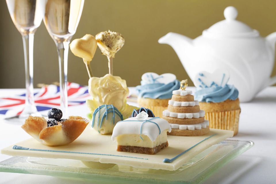 Der Sapphire Afternoon Tea erinnert mit den blauen Köstlichkeiten an Kates Verlobungsring Der Sapphire Afternoon Tea erinnert mit den blauen Köstlichkeiten an Kates Verlobungsring