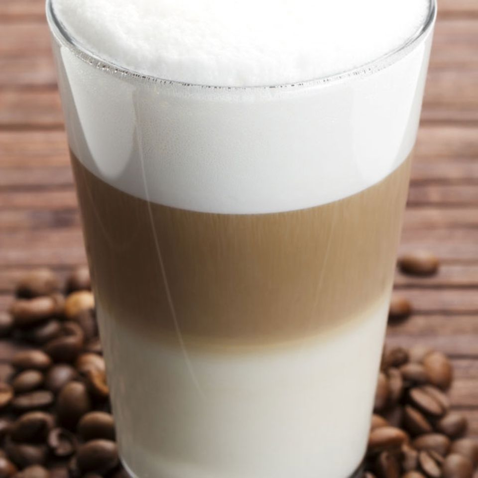 Ein Latte Macchiato besteht aus viel Milch und etwas Espresso