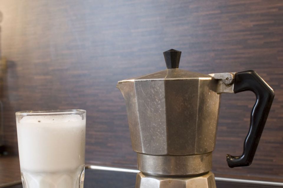 Mit einem Espressokocher lässt sich schnell Espresso zubereiten