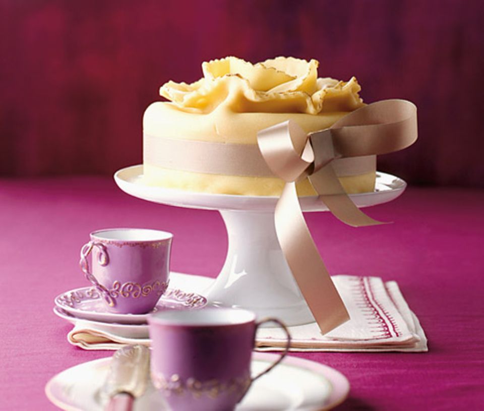 Apfel-Nuss-Torte mit Marzipan-Decke Apfel-Nuss-Torte mit Marzipan-Decke