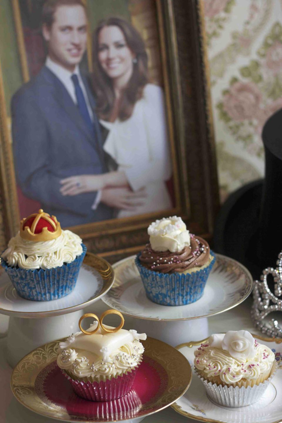 Zu Ehren des englischen Brautpaares: königlich verzierte Cupcakes Zu Ehren des englischen Brautpaares: königlich verzierte Cupcakes