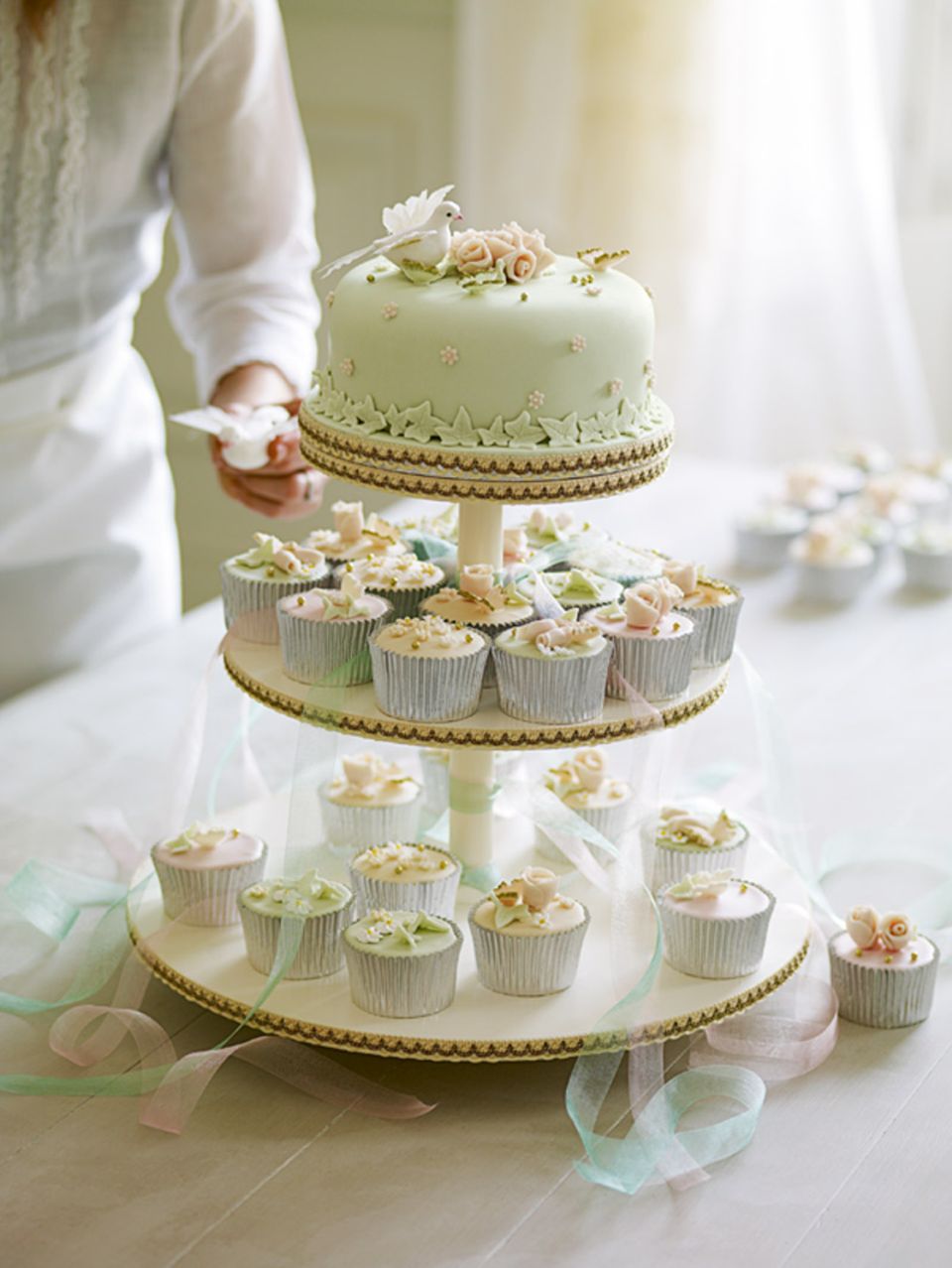 So ähnlich wie bei dieser Hochzeitstorte von Fiona Cairns könnte die Verzierung der königlichen Hochzeitstorte aussehen So ähnlich wie bei dieser Hochzeitstorte von Fiona Cairns könnte die Verzierung der königlichen Hochzeitstorte aussehen