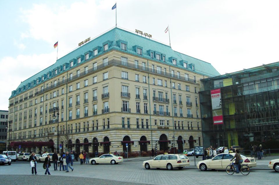 Das Hotel Adlon liegt neben dem Brandenburger Tor