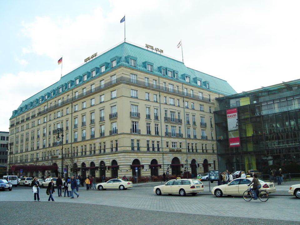 Das Hotel Adlon liegt neben dem Brandenburger Tor Das Hotel Adlon liegt neben dem Brandenburger Tor