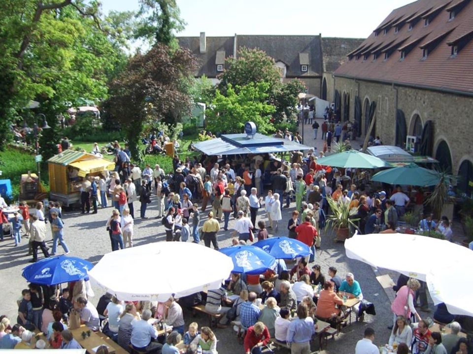 Buntes Treiben auf dem Markt der Genüsse Buntes Treiben auf dem Markt der Genüsse