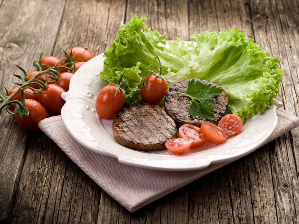 Gegrillte Seitansteaks mit Salat Gegrillte Seitansteaks mit Salat
