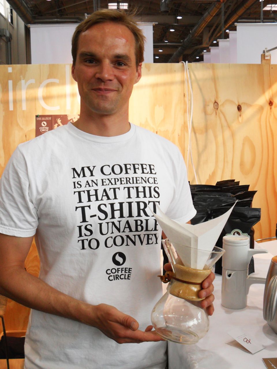Robert von Coffe Circle, mit einer Chemex-Karaffe in der Hand Robert von Coffe Circle, mit einer Chemex-Karaffe in der Hand