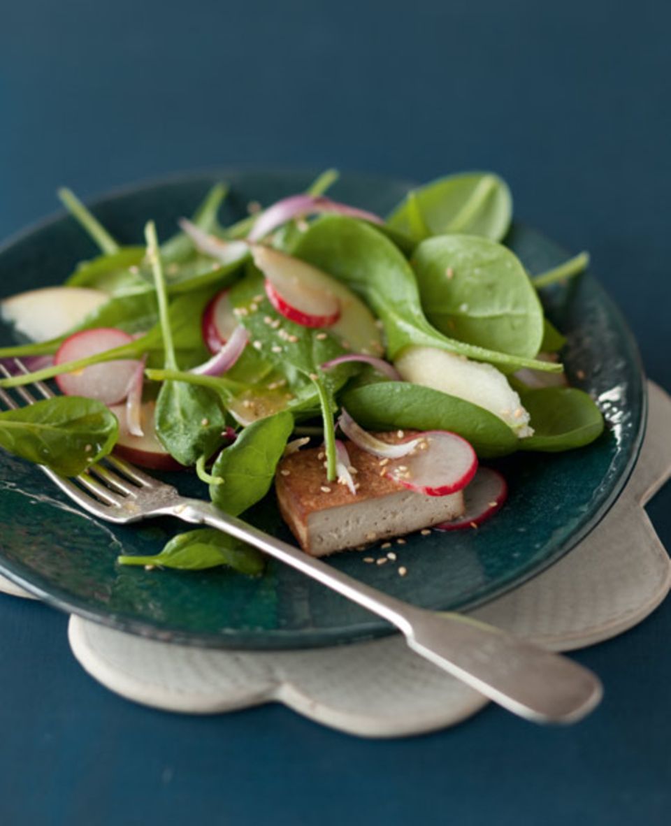 Spinatsalat mit mariniertem Tofu Spinatsalat mit mariniertem Tofu