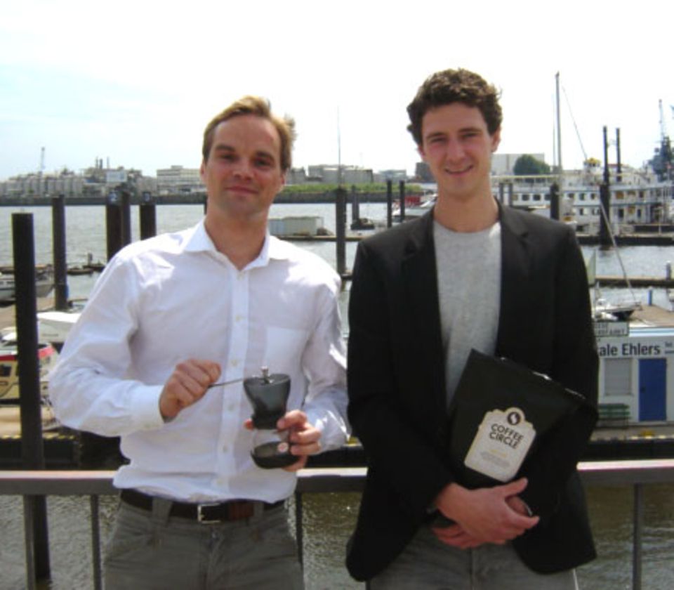 Robert und Martin mit Mühle und Kaffee Robert und Martin mit Mühle und Kaffee