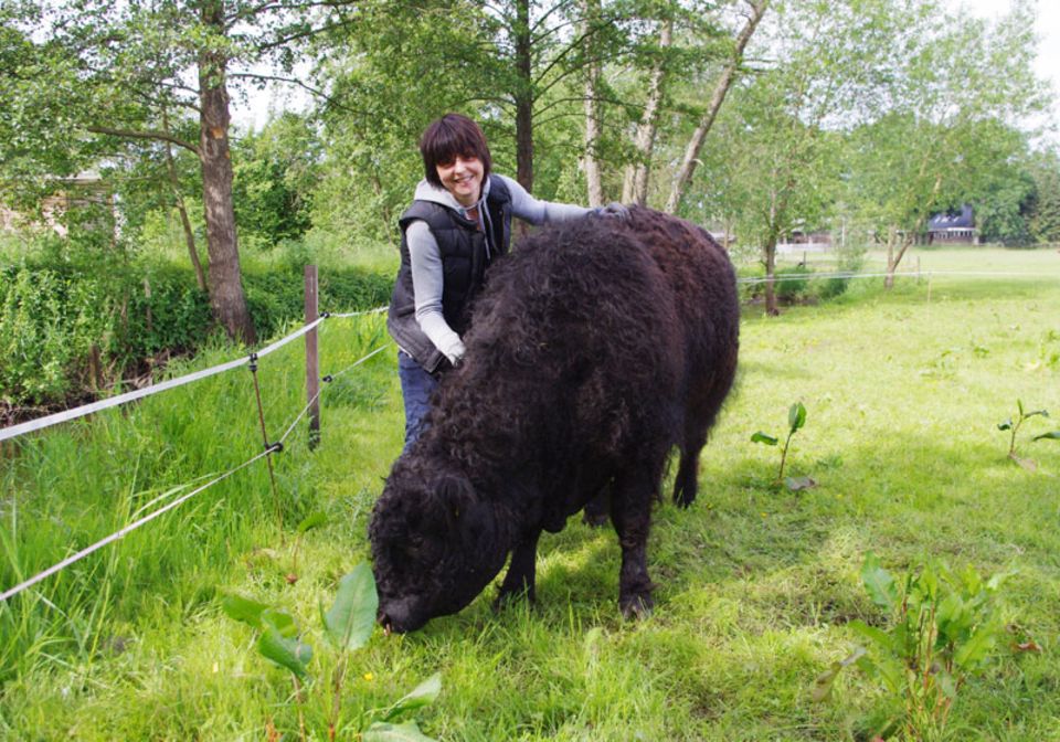 Judith Reinhard mit ihrem Zuchtbullen Ultra Big Judith Reinhard mit ihrem Zuchtbullen Ultra Big