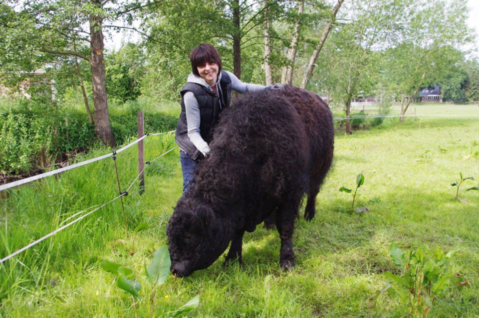 Judith Reinhard mit ihrem Zuchtbullen Ultra Big