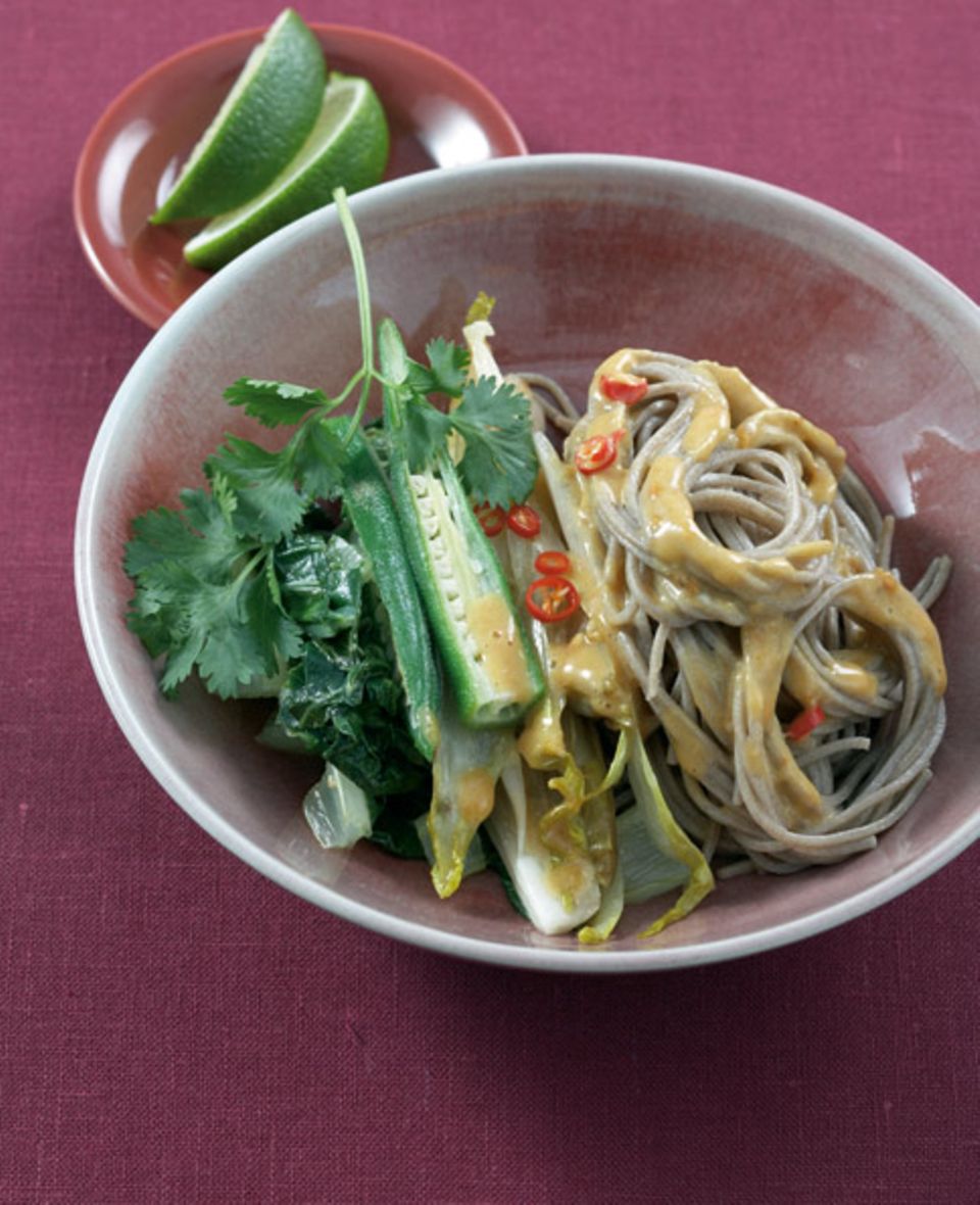 Soba-Nudeln mit Okraschoten und Paksoi Soba-Nudeln mit Okraschoten und Paksoi