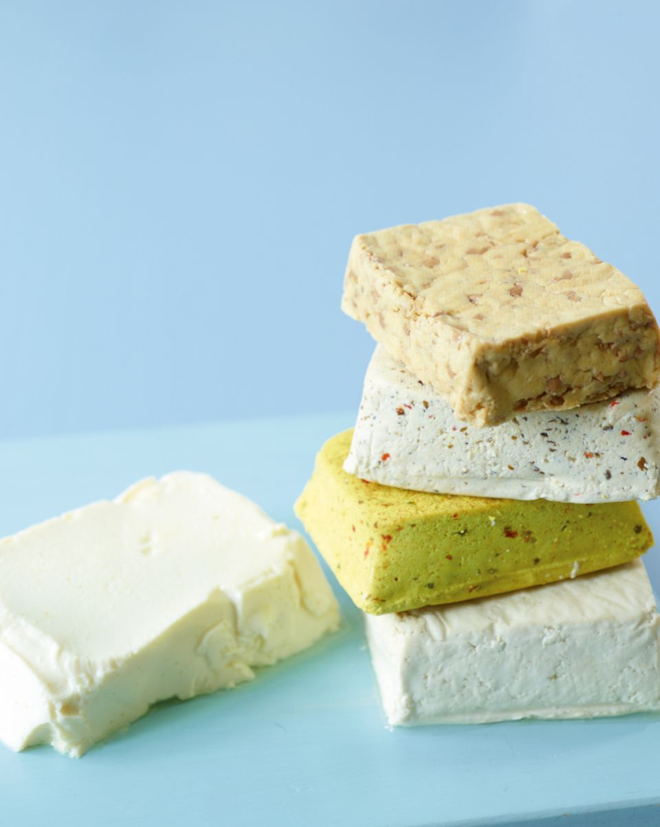 von links: Seidentofu, Natur-, Orient-, Kräuter- & Erdnusstofu von links: Seidentofu, Natur-, Orient-, Kräuter- & Erdnusstofu