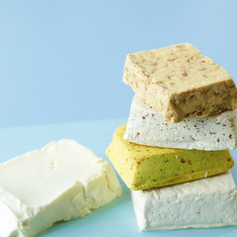 von links: Seidentofu, Natur-, Orient-, Kräuter- & Erdnusstofu