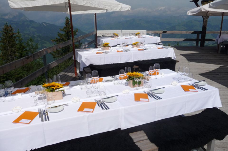 Gourmetküche im Restaurant Wasserngrat mit Blick auf die Waadtländer Alpen