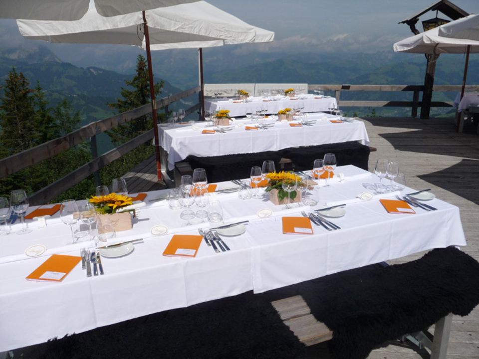 Gourmetküche im Restaurant Wasserngrat mit Blick auf die Waadtländer Alpen Gourmetküche im Restaurant Wasserngrat mit Blick auf die Waadtländer Alpen