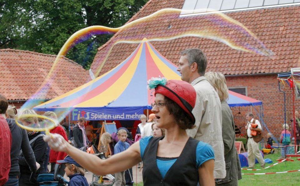 Im Rahmen der Aktionstage Ökolandbau feiert das Restaurant und Hofcafé „Himmelhoch“ ein Kinderfest Im Rahmen der Aktionstage Ökolandbau feiert das Restaurant und Hofcafé „Himmelhoch“ ein Kinderfest