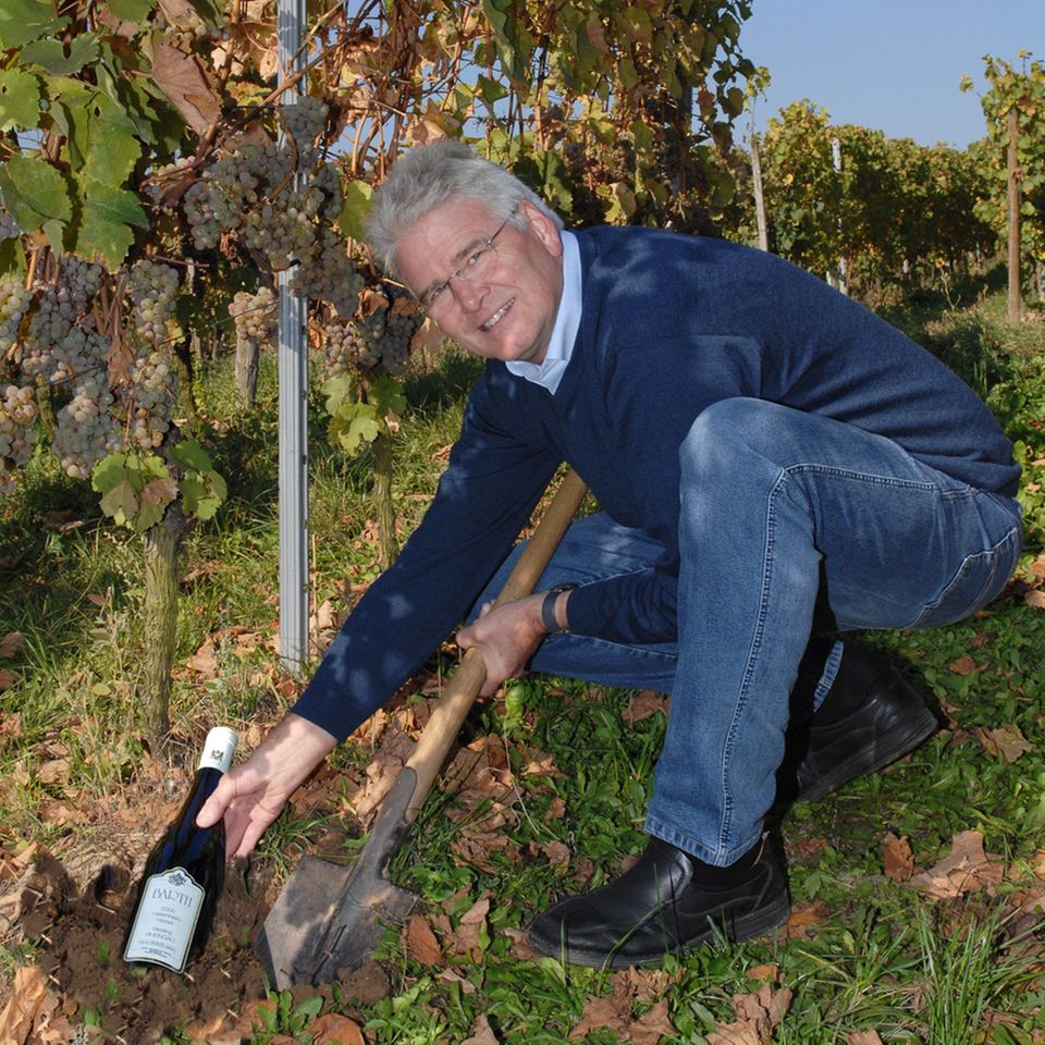 Winzer Norbert Barth ist stolz, dass sein 2010 Riesling Classic in der Deutschen Bahn ausgeschenkt wird Winzer Norbert Barth ist stolz, dass sein 2010 Riesling Classic in der Deutschen Bahn ausgeschenkt wird