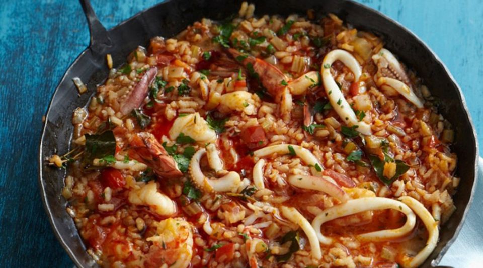 Eine köstliche Paella-Variante mit Garnelenfond und Calamari Eine köstliche Paella-Variante mit Garnelenfond und Calamari