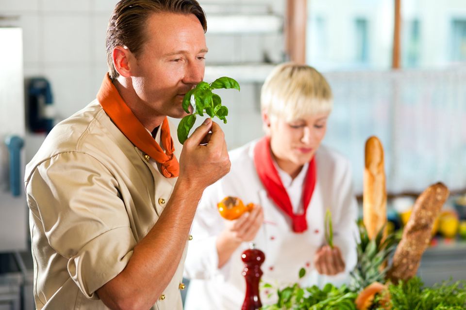 Weckt die Sinne: beim Kochen an den Zutaten riechen Weckt die Sinne: beim Kochen an den Zutaten riechen