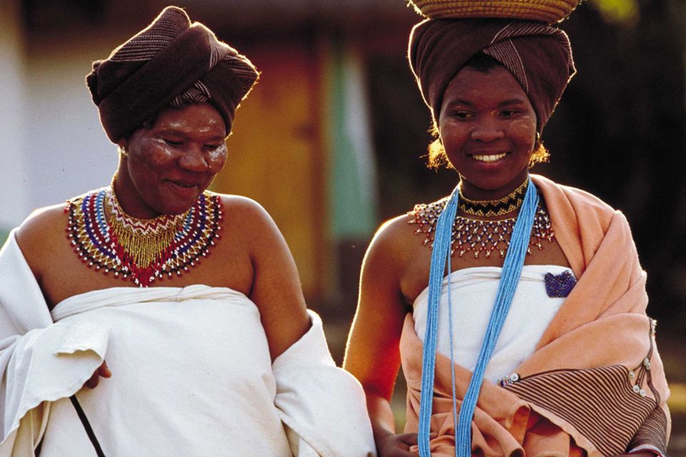 Zwei Xhosa-Frauen: Insbesondere auf dem Land spielt die ethnische Zugehörigkeit eine Rolle