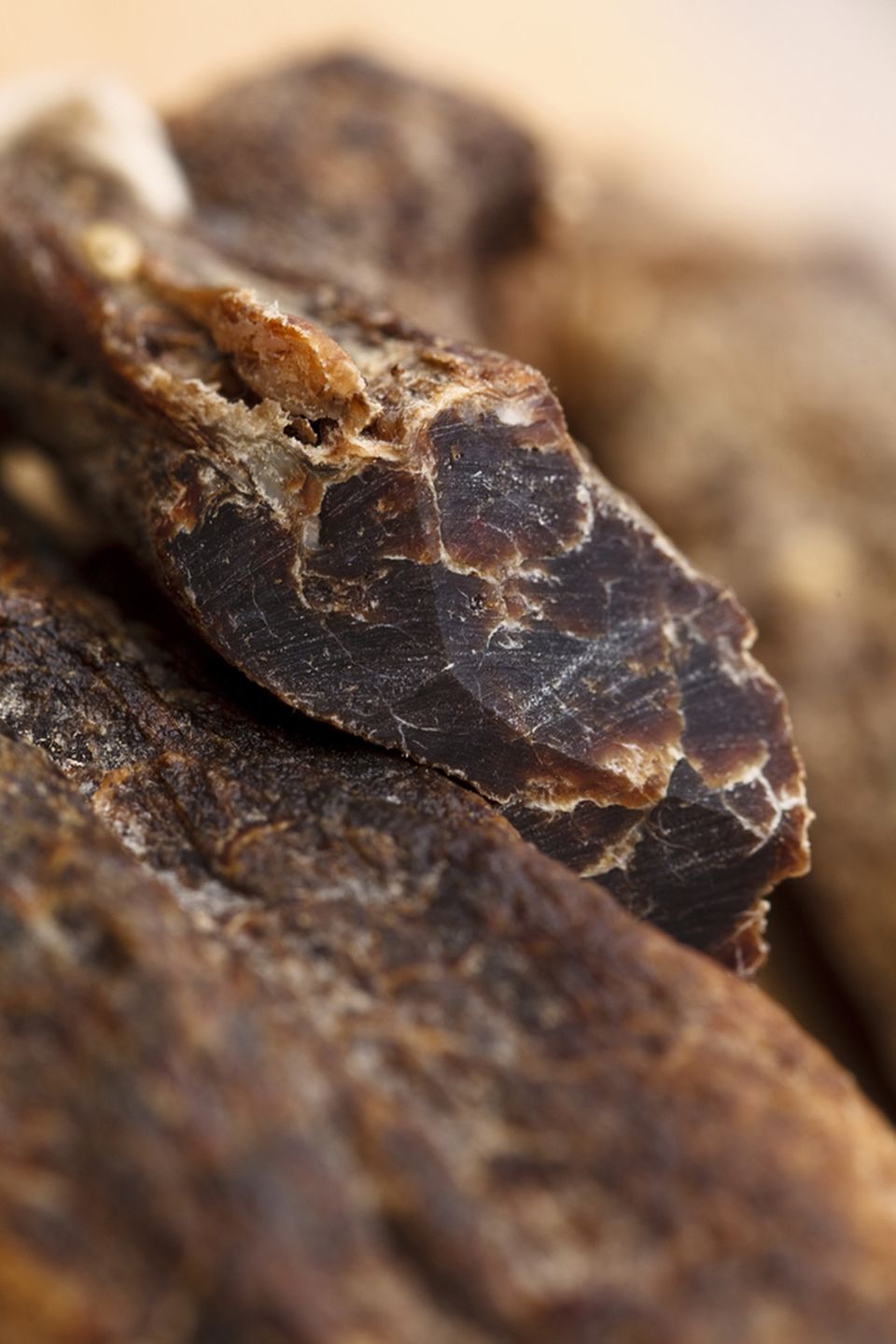 Biltong, getrocknetes Rind- oder Wildfleisch, ist ein beliebter Snack in Südafrika Biltong, getrocknetes Rind- oder Wildfleisch, ist ein beliebter Snack in Südafrika