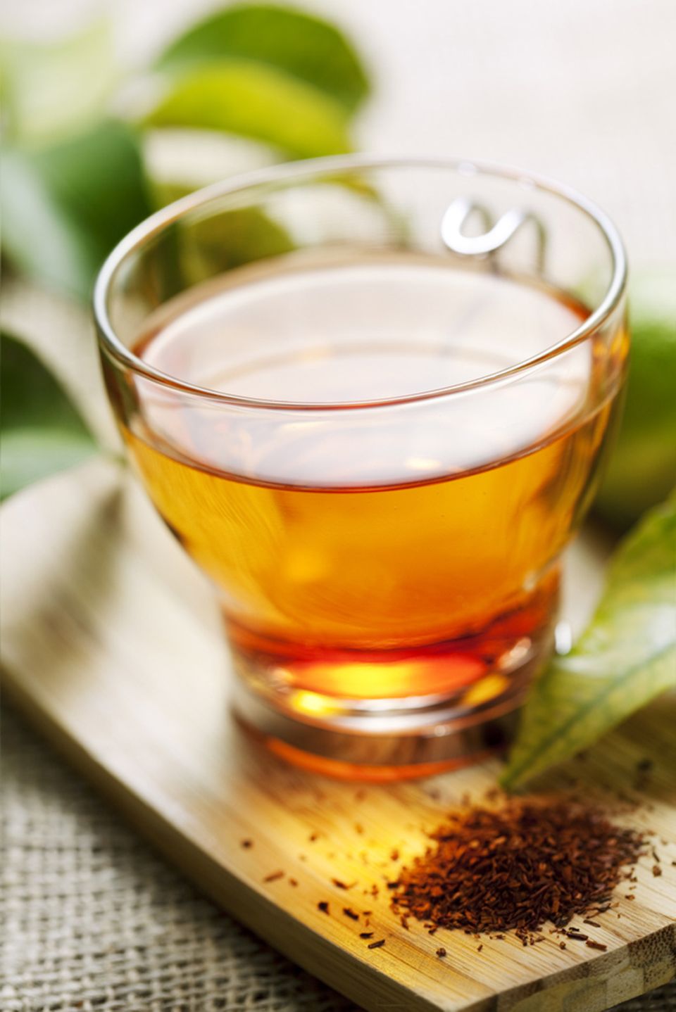 Rooibos-Tee hat eine typisch rötliche Färbung Rooibos-Tee hat eine typisch rötliche Färbung