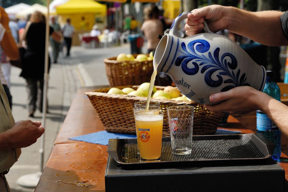 "Ebbelwoi" wird aus einem traditionellen Bembel ausgeschenkt "Ebbelwoi" wird aus einem traditionellen Bembel ausgeschenkt