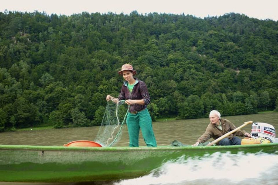 Sarah Wiener am Fischen in der Donau