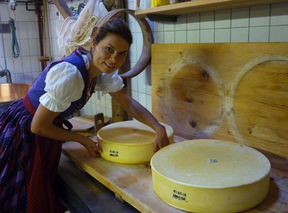 Sarah Wiener bei der Käseherstellung Sarah Wiener bei der Käseherstellung