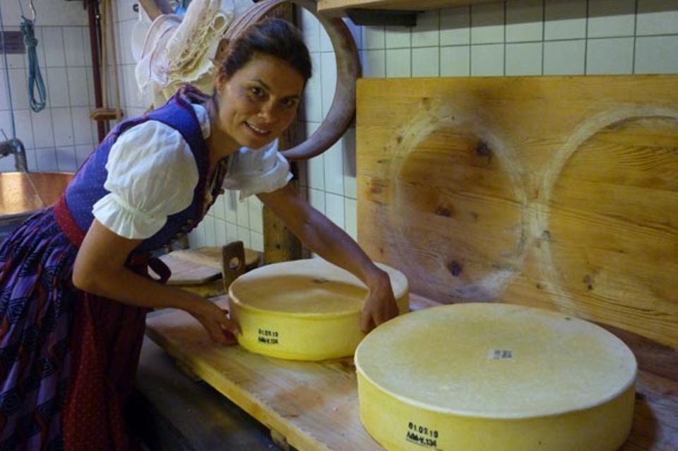 Sarah Wiener bei der Käseherstellung