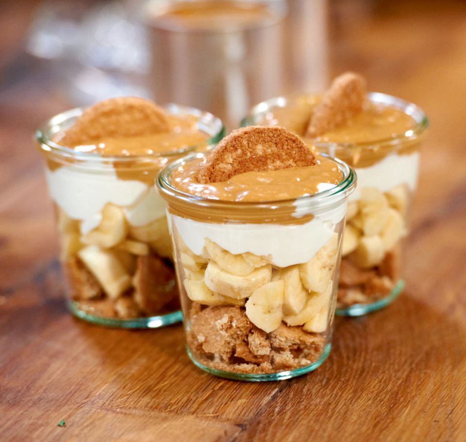 Geschichtetes Dessert im Glas Geschichtetes Dessert im Glas