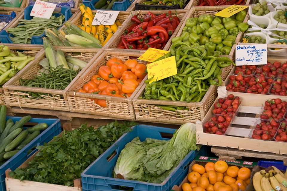 Fragen Sie auf dem Markt nach saisonalem Gemüse aus heimischem Anbau