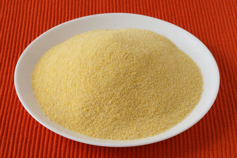 diese Sorte Maismehl hat eine charakteristische gelbe Farbe diese Sorte Maismehl hat eine charakteristische gelbe Farbe