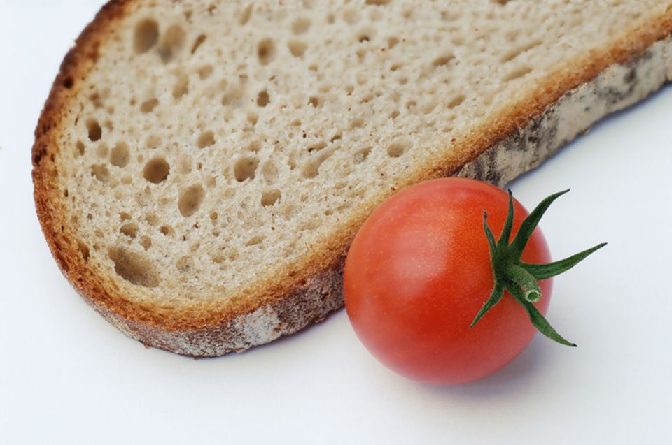 Etwas Brot mit Rohkost und Milch ist ein klasse Frühstück. Etwas Brot mit Rohkost und Milch ist ein klasse Frühstück.