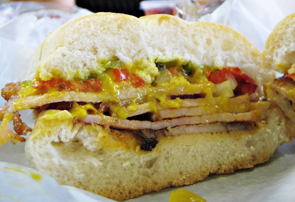 Reichhaltig belegtes Peameal Bacon Sandwich Reichhaltig belegtes Peameal Bacon Sandwich