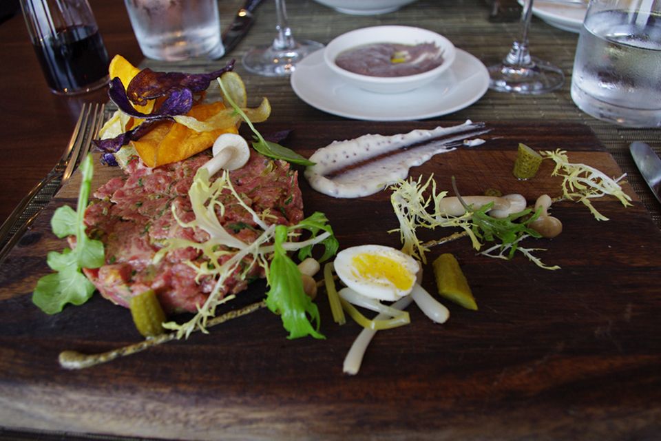 Steak Tartare im Restaurant Canoe Steak Tartare im Restaurant Canoe
