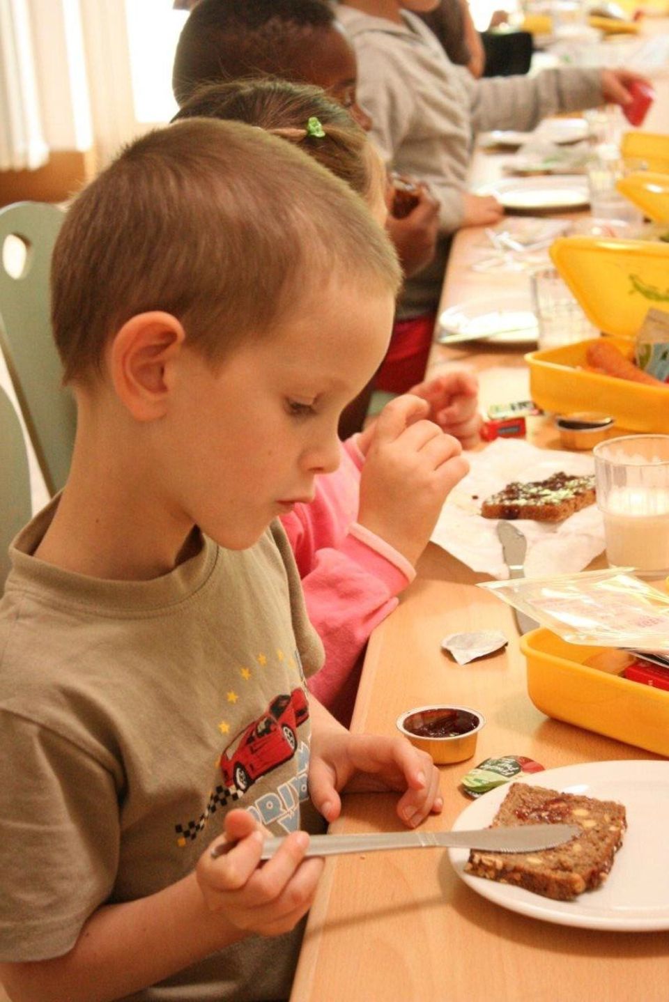 Kinder beim Auspacken der Bio-Brotbox in Hamburg Kinder beim Auspacken der Bio-Brotbox in Hamburg