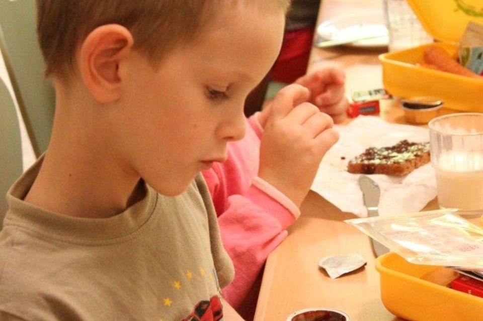 Kinder beim Auspacken der Bio-Brotbox in Hamburg Kinder beim Auspacken der Bio-Brotbox in Hamburg