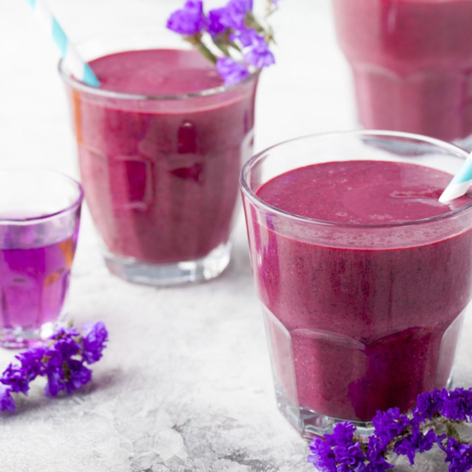 Smoothie mit Beeren und Açaí