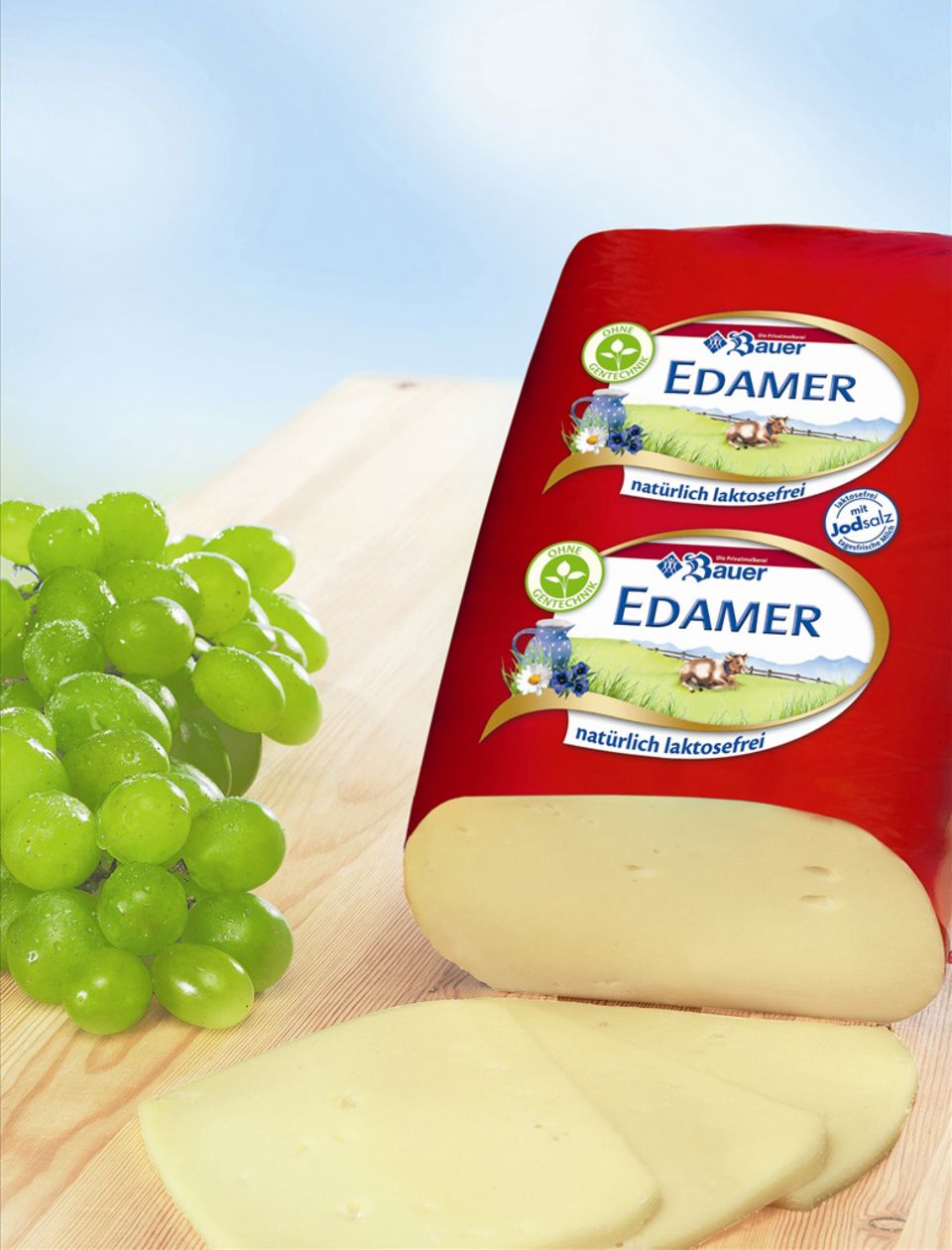 Edamer mit dem grün-weißen "Ohne Gentechnik"-Siegel von Bauer Edamer mit dem grün-weißen "Ohne Gentechnik"-Siegel von Bauer